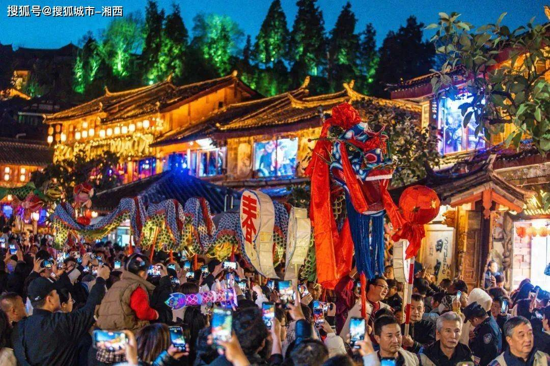 丽江古城浪漫元宵夜,此景只应天上有!