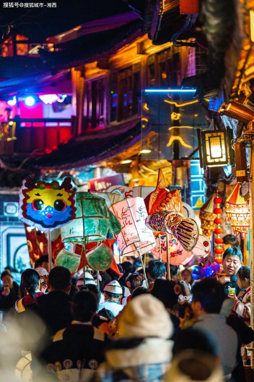 丽江古城浪漫元宵夜,此景只应天上有!