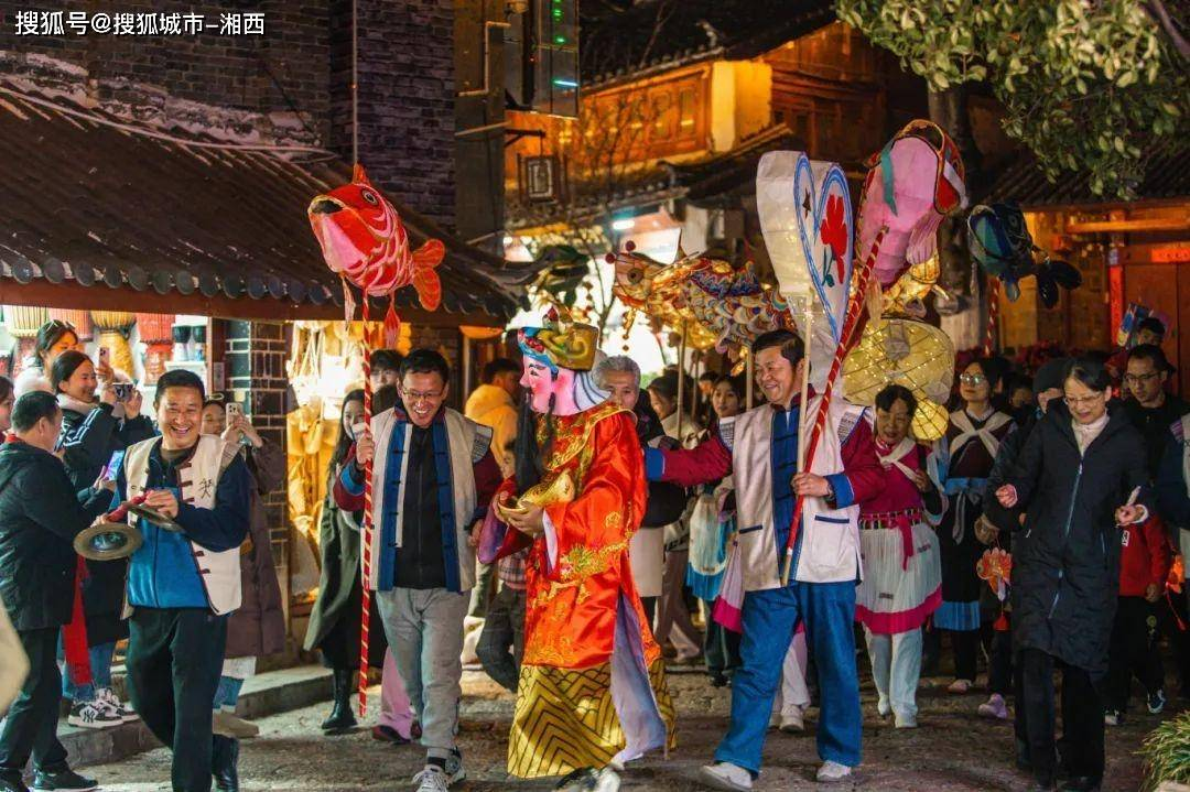 丽江古城浪漫元宵夜,此景只应天上有!