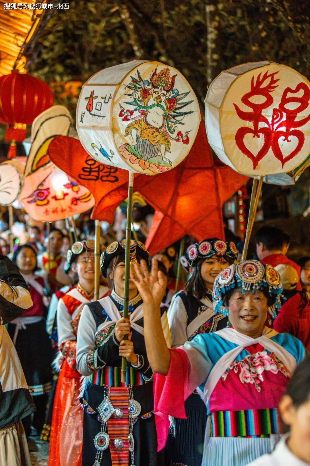 丽江古城浪漫元宵夜,此景只应天上有!