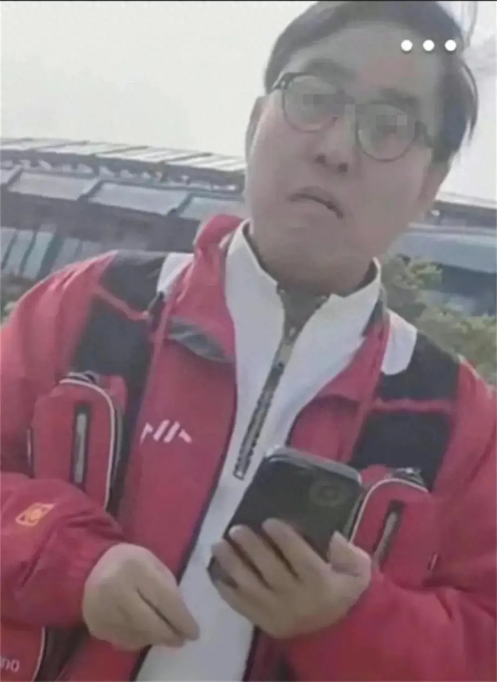 官大压死人?上海保安被骂事件: 红衣男子身份曝光,难怪那么嚣张