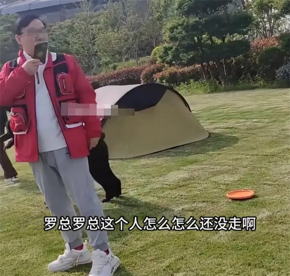 官大压死人?上海保安被骂事件: 红衣男子身份曝光,难怪那么嚣张