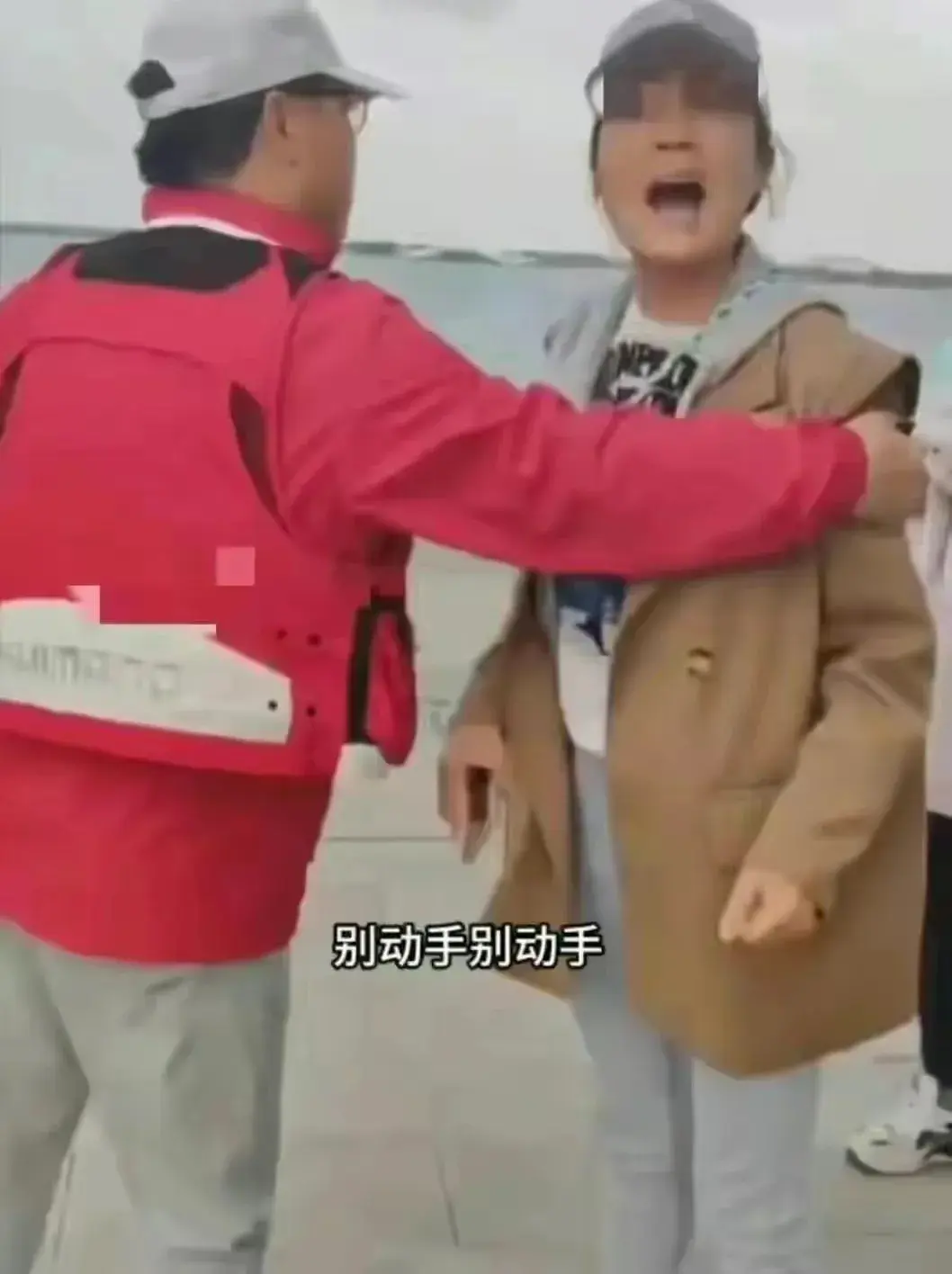 官大压死人?上海保安被骂事件: 红衣男子身份曝光,难怪那么嚣张