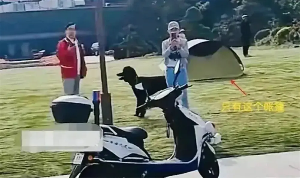 官大压死人?上海保安被骂事件: 红衣男子身份曝光,难怪那么嚣张