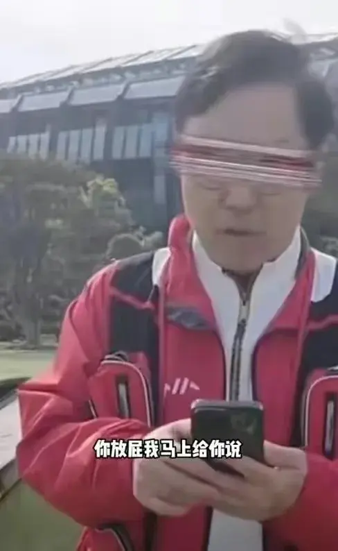 官大压死人?上海保安被骂事件: 红衣男子身份曝光,难怪那么嚣张