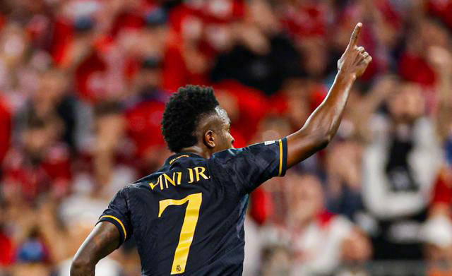 原创 精彩对决:维尼修斯双响,拜仁3分钟2球,拜仁2-2皇马