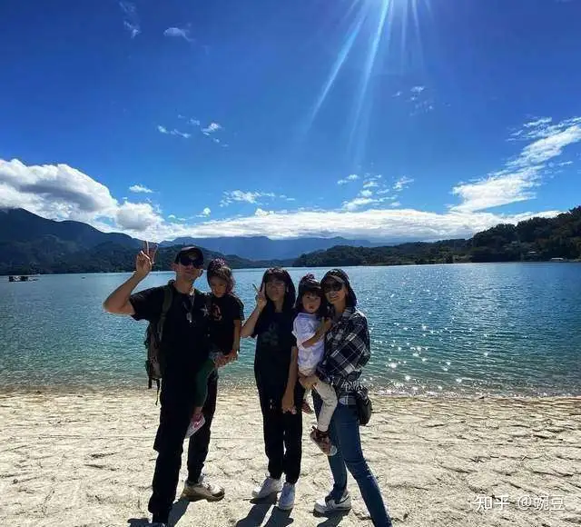 贾静雯的人生有多坎坷?