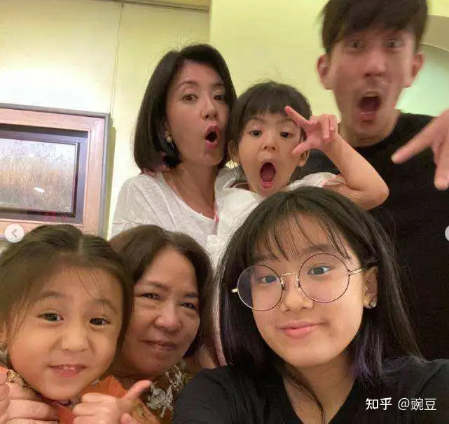 贾静雯的人生有多坎坷?