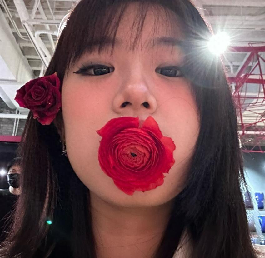 18岁梧桐妹在脸上玩刺青,新造型又惹争议,不过绘画作品很不错