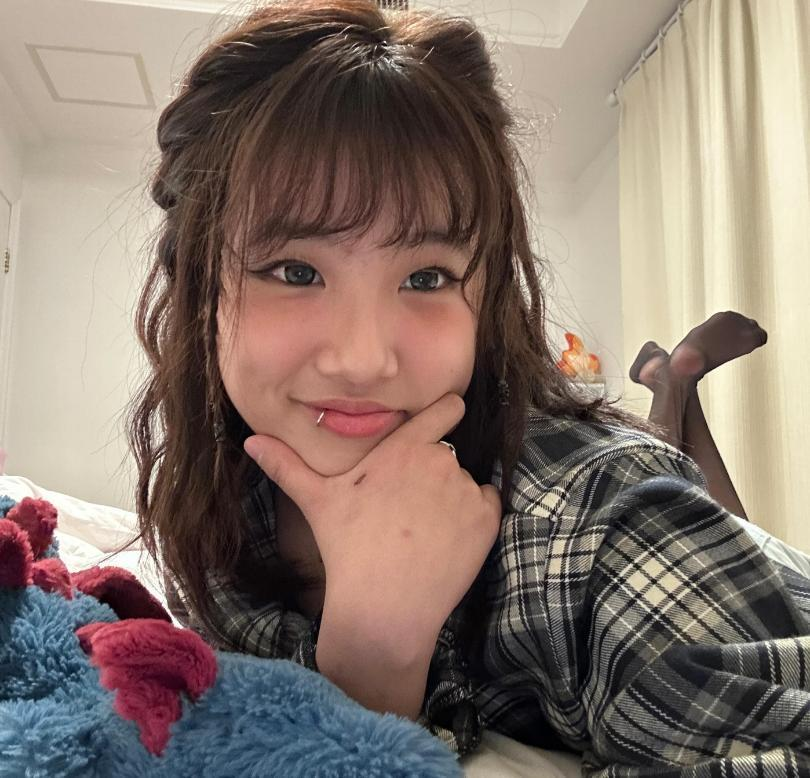 18岁梧桐妹在脸上玩刺青,新造型又惹争议,不过绘画作品很不错