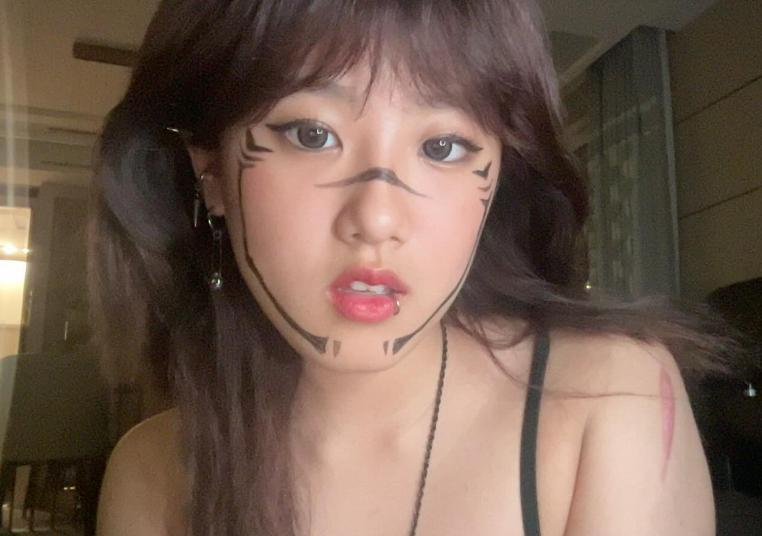 18岁梧桐妹在脸上玩刺青,新造型又惹争议,不过绘画作品很不错