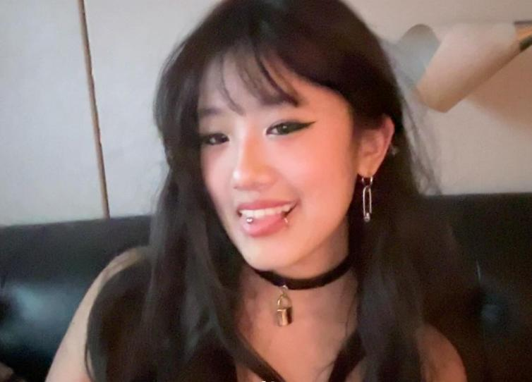 18岁梧桐妹在脸上玩刺青,新造型又惹争议,不过绘画作品很不错