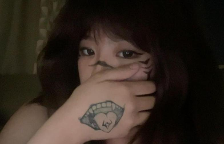 18岁梧桐妹在脸上玩刺青,新造型又惹争议,不过绘画作品很不错