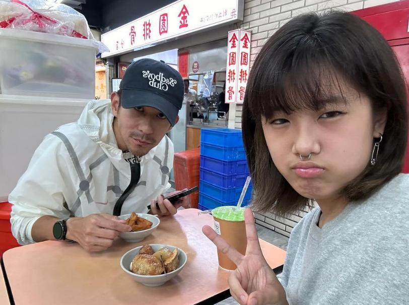 18岁梧桐妹在脸上玩刺青,新造型又惹争议,不过绘画作品很不错