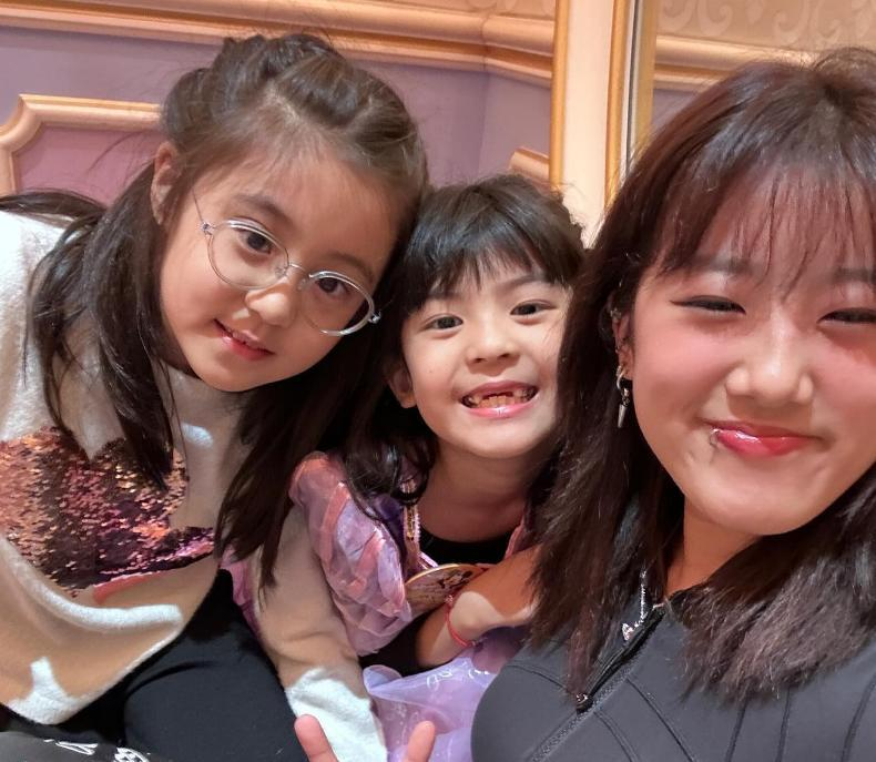 18岁梧桐妹在脸上玩刺青,新造型又惹争议,不过绘画作品很不错