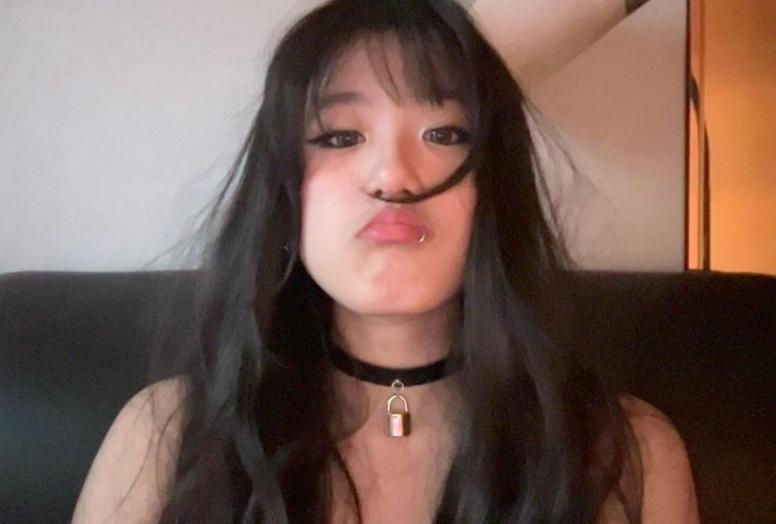 18岁梧桐妹在脸上玩刺青,新造型又惹争议,不过绘画作品很不错