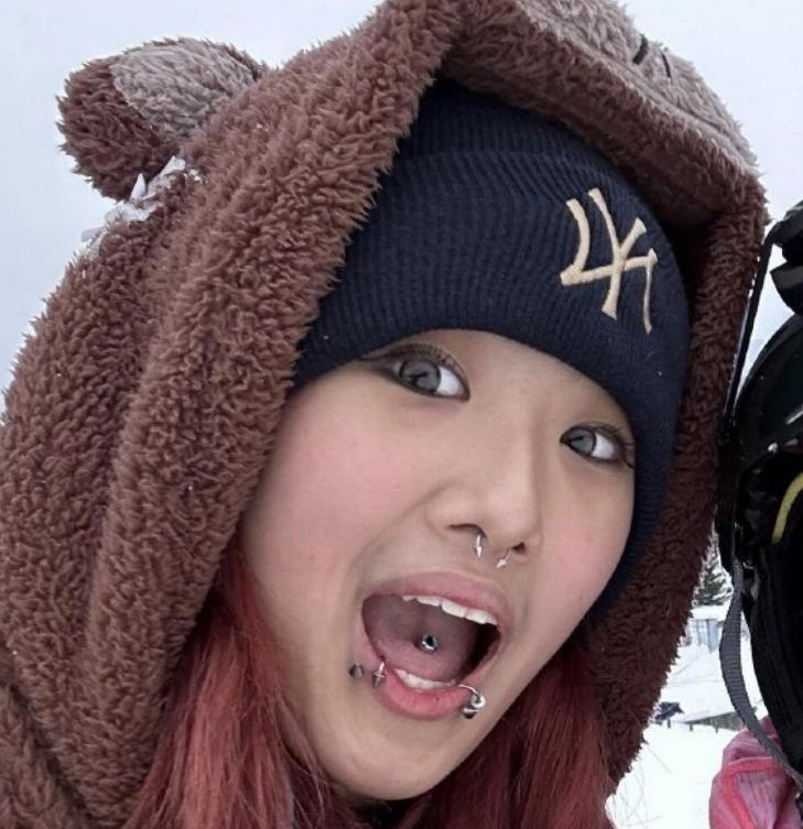 18岁梧桐妹在脸上玩刺青,新造型又惹争议,不过绘画作品很不错