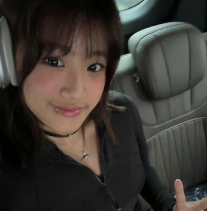 18岁梧桐妹在脸上玩刺青,新造型又惹争议,不过绘画作品很不错