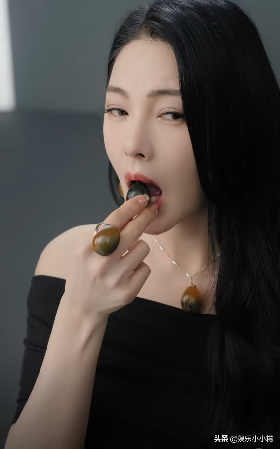 笑麻了,张雨绮连皮蛋都能代言成珠宝,我笑晕在评论区