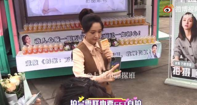 原创 董璇与男工作人员同吃雪糕,举止十分暧昧,迷惑行为令人不解