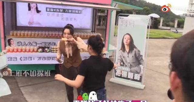 原创 董璇与男工作人员同吃雪糕,举止十分暧昧,迷惑行为令人不解