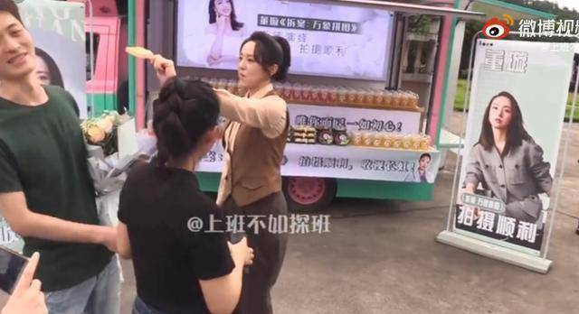 原创 董璇与男工作人员同吃雪糕,举止十分暧昧,迷惑行为令人不解