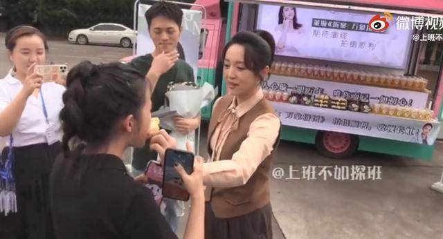 原创 董璇与男工作人员同吃雪糕,举止十分暧昧,迷惑行为令人不解