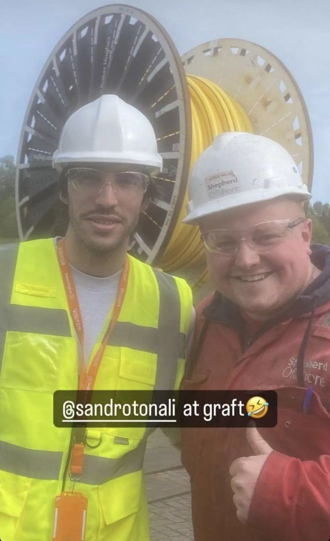 在长达10个月的禁赛处罚期间,托纳利被发现工地“打零工”