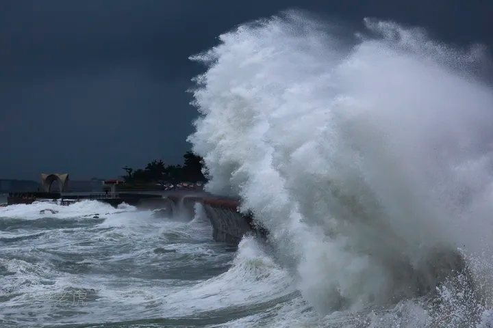 三亚网红沙滩致一家四口溺亡,事发时沙滩暗流汹涌,游客仍每天爆满,出行游玩应注意哪些?遇到危险如何自救?