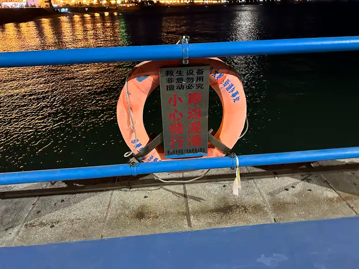 三亚网红沙滩致一家四口溺亡,事发时沙滩暗流汹涌,游客仍每天爆满,出行游玩应注意哪些?遇到危险如何自救?