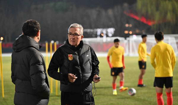 国足备战中泰生死战:40人集训名单出炉,归化球员成焦点,老将或回归