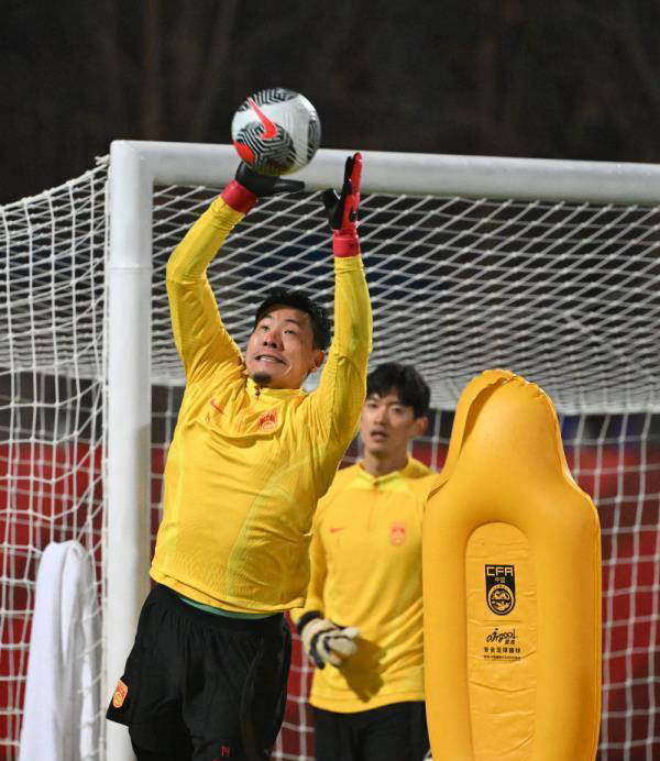 国足备战中泰生死战:40人集训名单出炉,归化球员成焦点,老将或回归