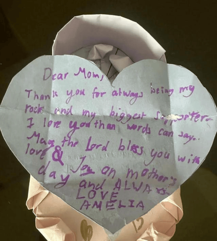 原创 好家伙!林心如晒母亲节礼物,7岁小海豚全英文表白令人赞叹!