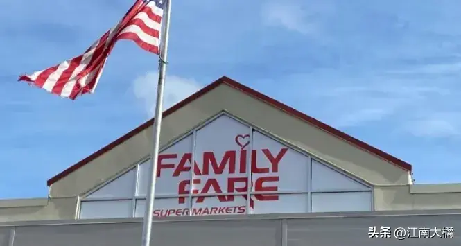 离奇!女子商店招牌内蜗居一年,电脑咖啡机一应俱全