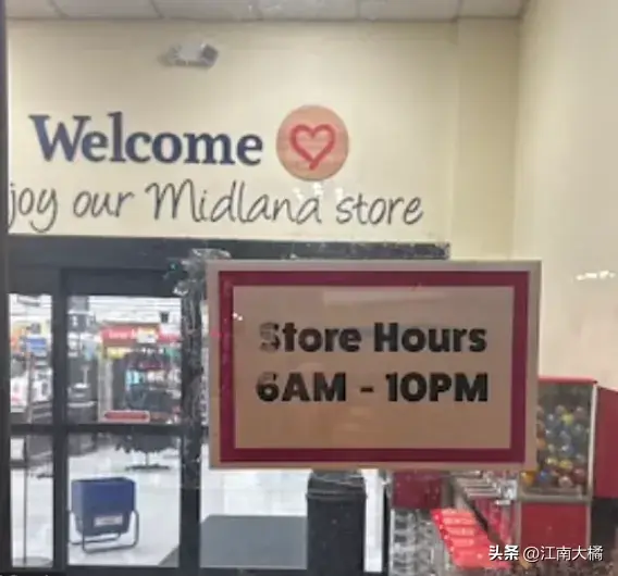 离奇!女子商店招牌内蜗居一年,电脑咖啡机一应俱全