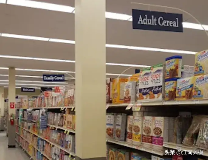 离奇!女子商店招牌内蜗居一年,电脑咖啡机一应俱全