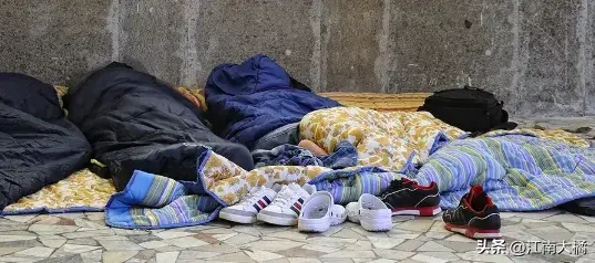 离奇!女子商店招牌内蜗居一年,电脑咖啡机一应俱全