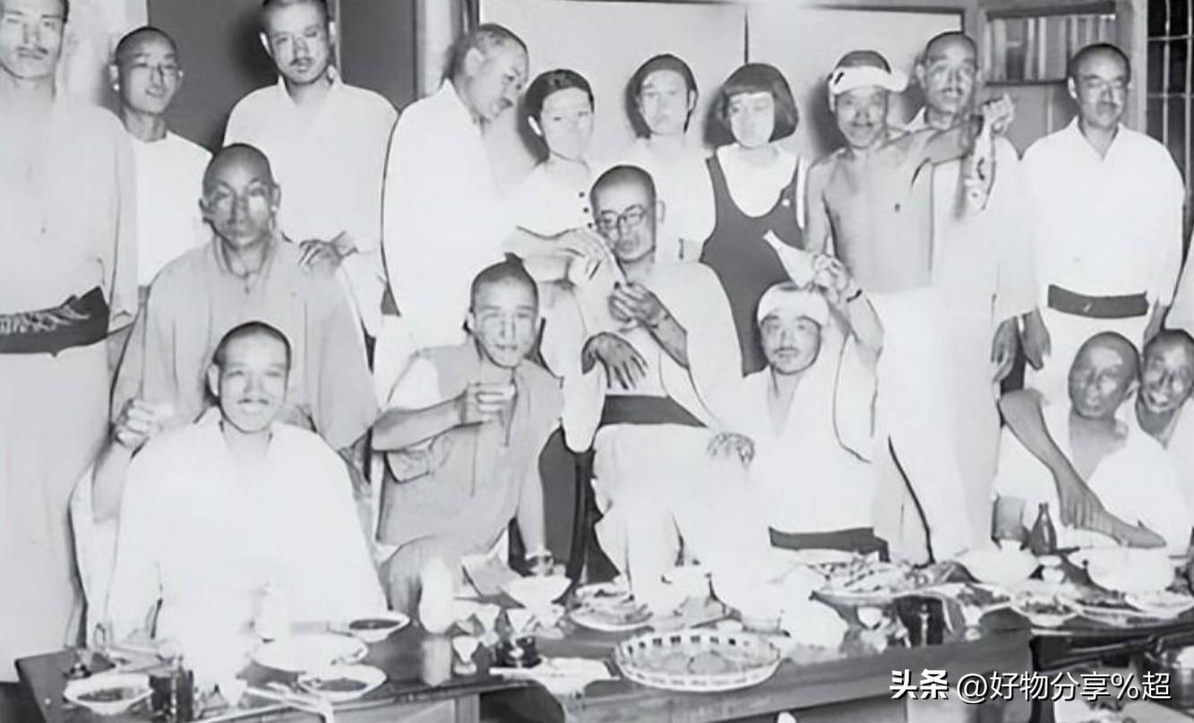 女子在洋人的要求下摆姿势拍招牌,看来女子也得到了,洋人的满足