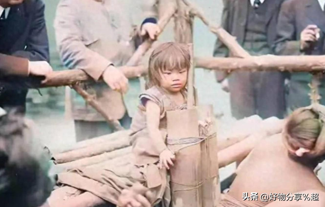 女子在洋人的要求下摆姿势拍招牌,看来女子也得到了,洋人的满足