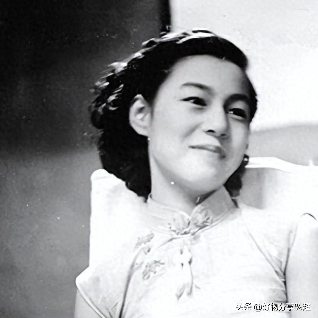 女子在洋人的要求下摆姿势拍招牌,看来女子也得到了,洋人的满足