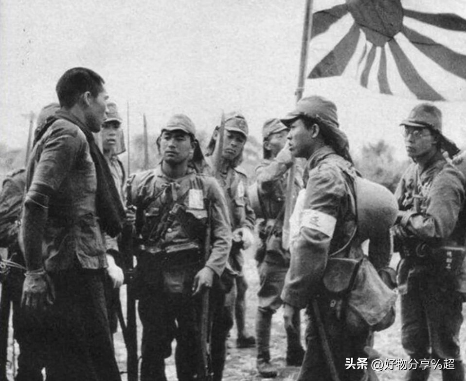 女子在洋人的要求下摆姿势拍招牌,看来女子也得到了,洋人的满足