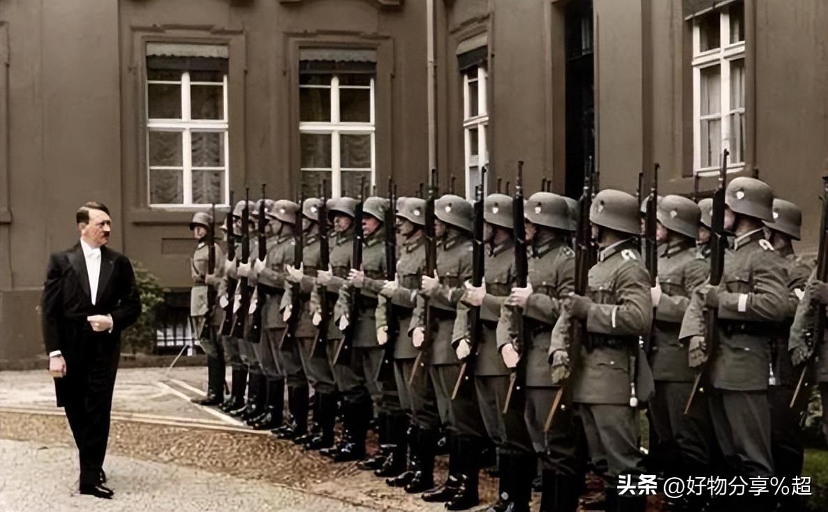 女子在洋人的要求下摆姿势拍招牌,看来女子也得到了,洋人的满足