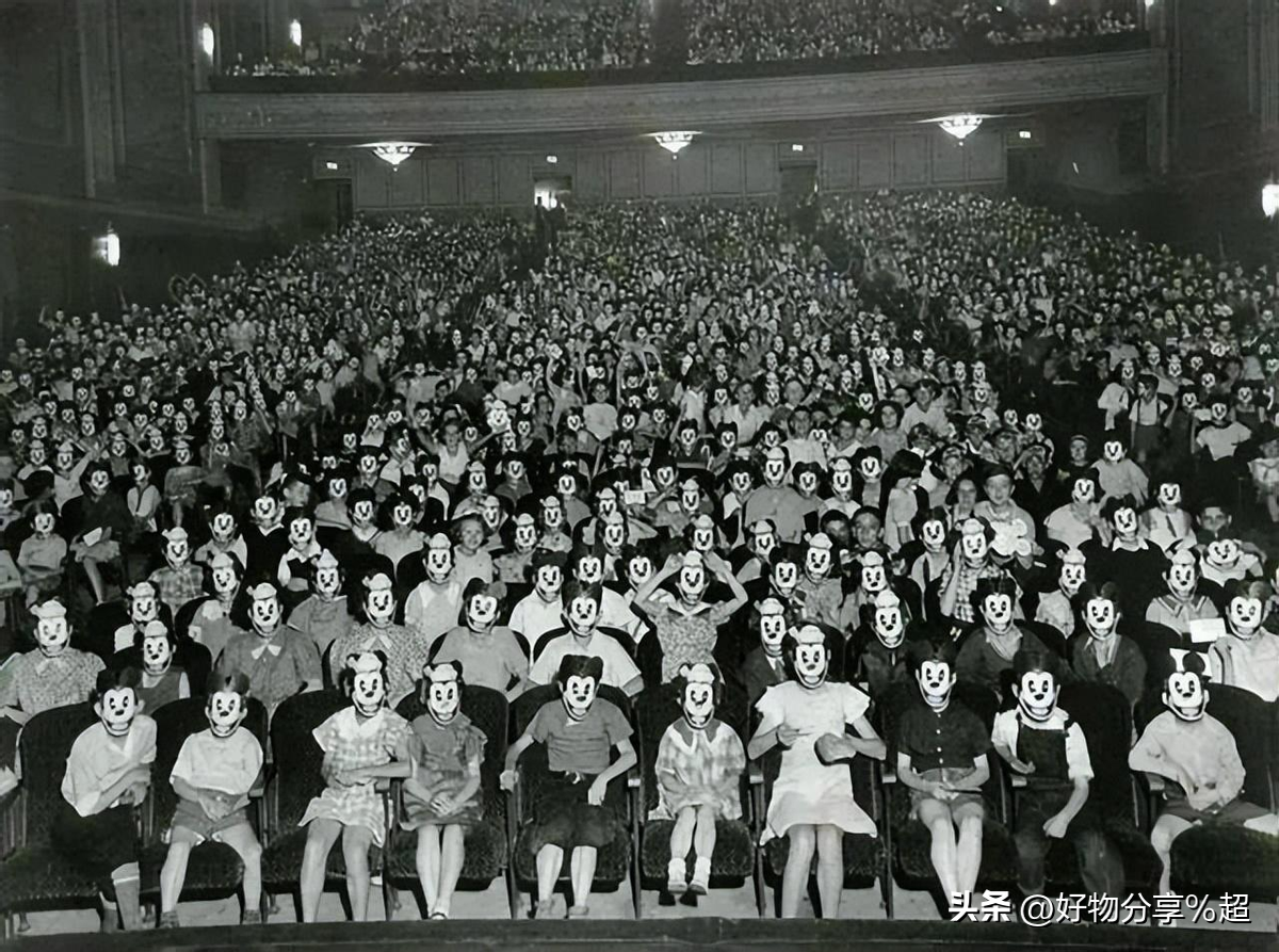 女子在洋人的要求下摆姿势拍招牌,看来女子也得到了,洋人的满足