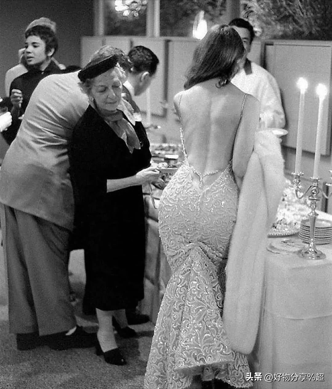 女子在洋人的要求下摆姿势拍招牌,看来女子也得到了,洋人的满足