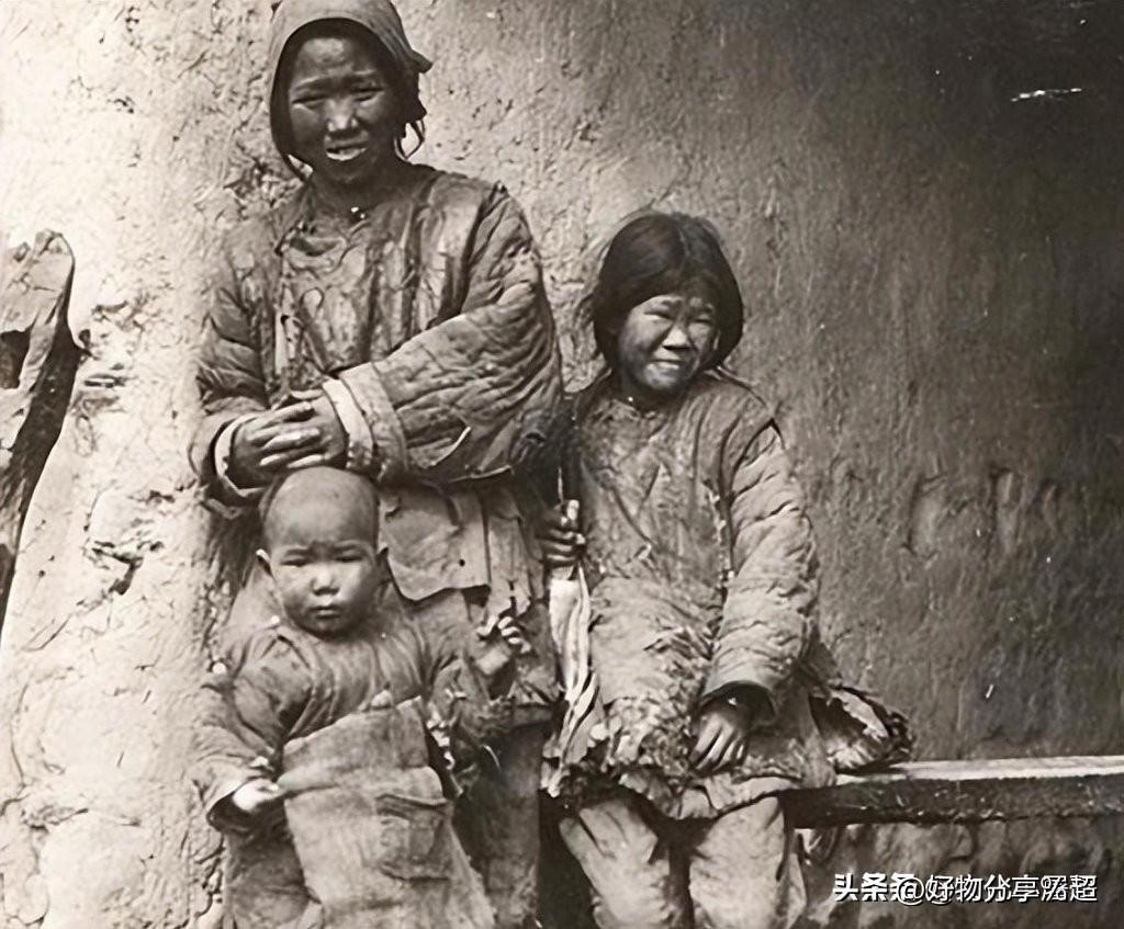 女子在洋人的要求下摆姿势拍招牌,看来女子也得到了,洋人的满足