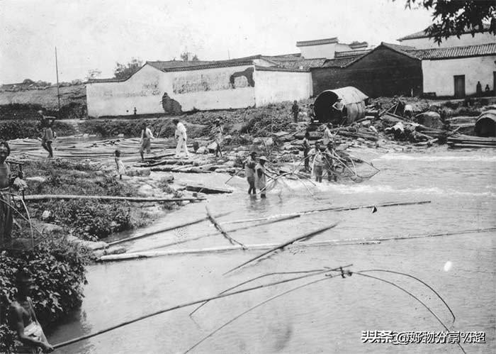 女子在洋人的要求下摆姿势拍招牌,看来女子也得到了,洋人的满足