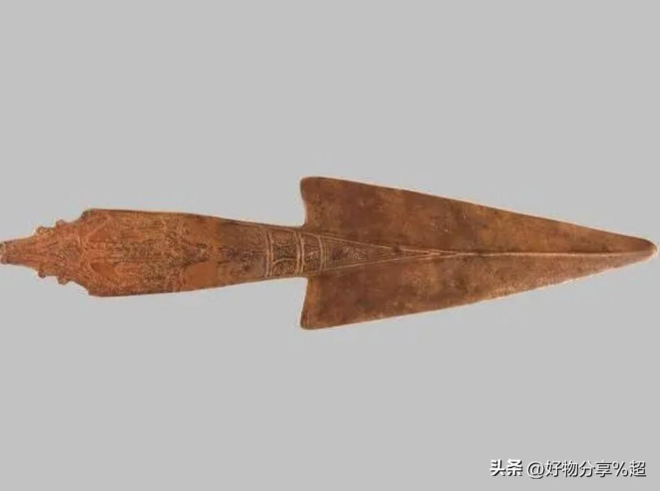 女子在洋人的要求下摆姿势拍招牌,看来女子也得到了,洋人的满足