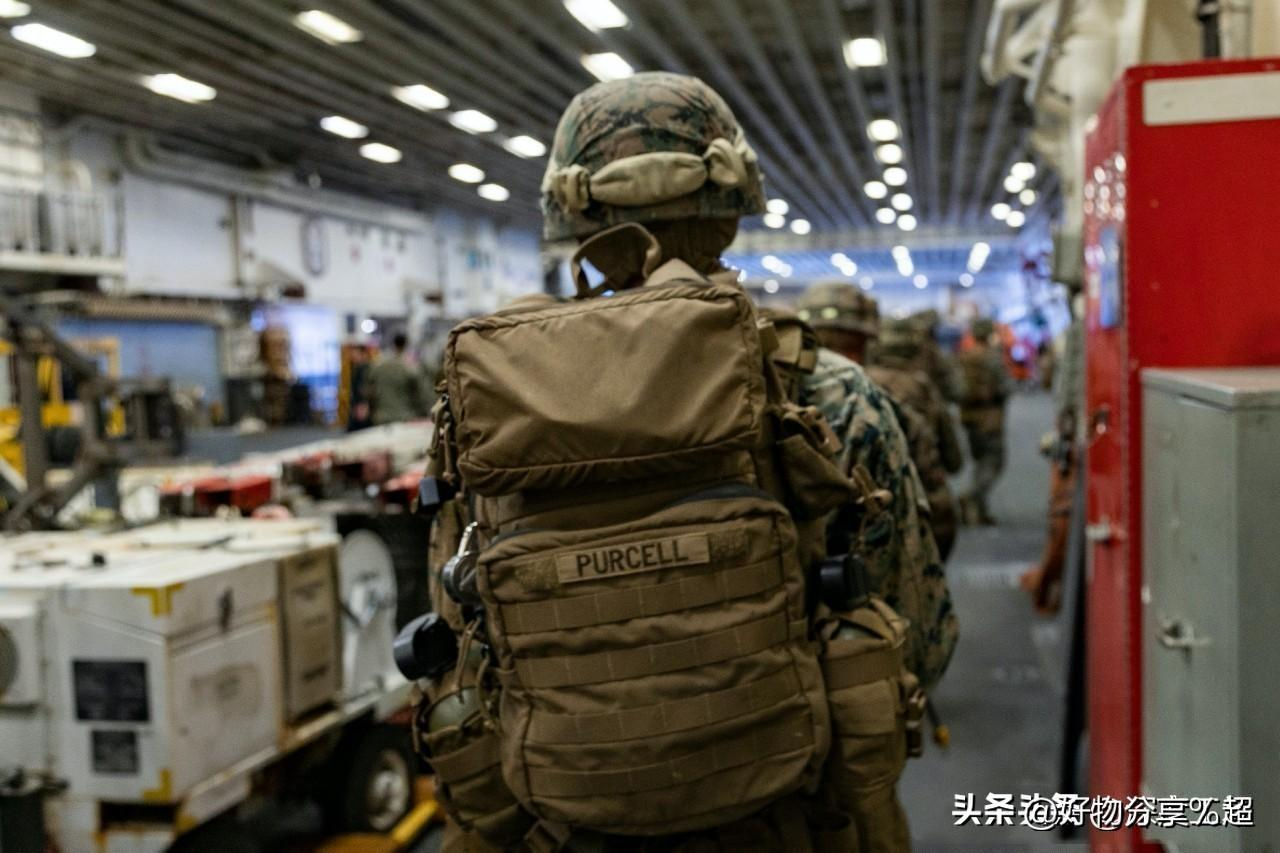 女子在洋人的要求下摆姿势拍招牌,看来女子也得到了,洋人的满足