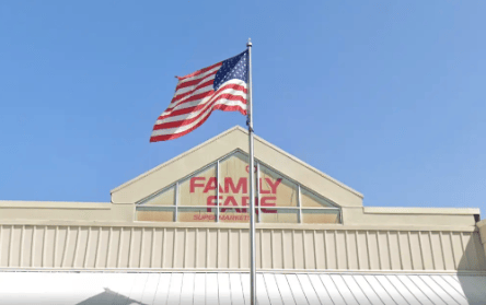 美国女子居然住在"超市招牌"里!超小空间还有电脑咖啡机