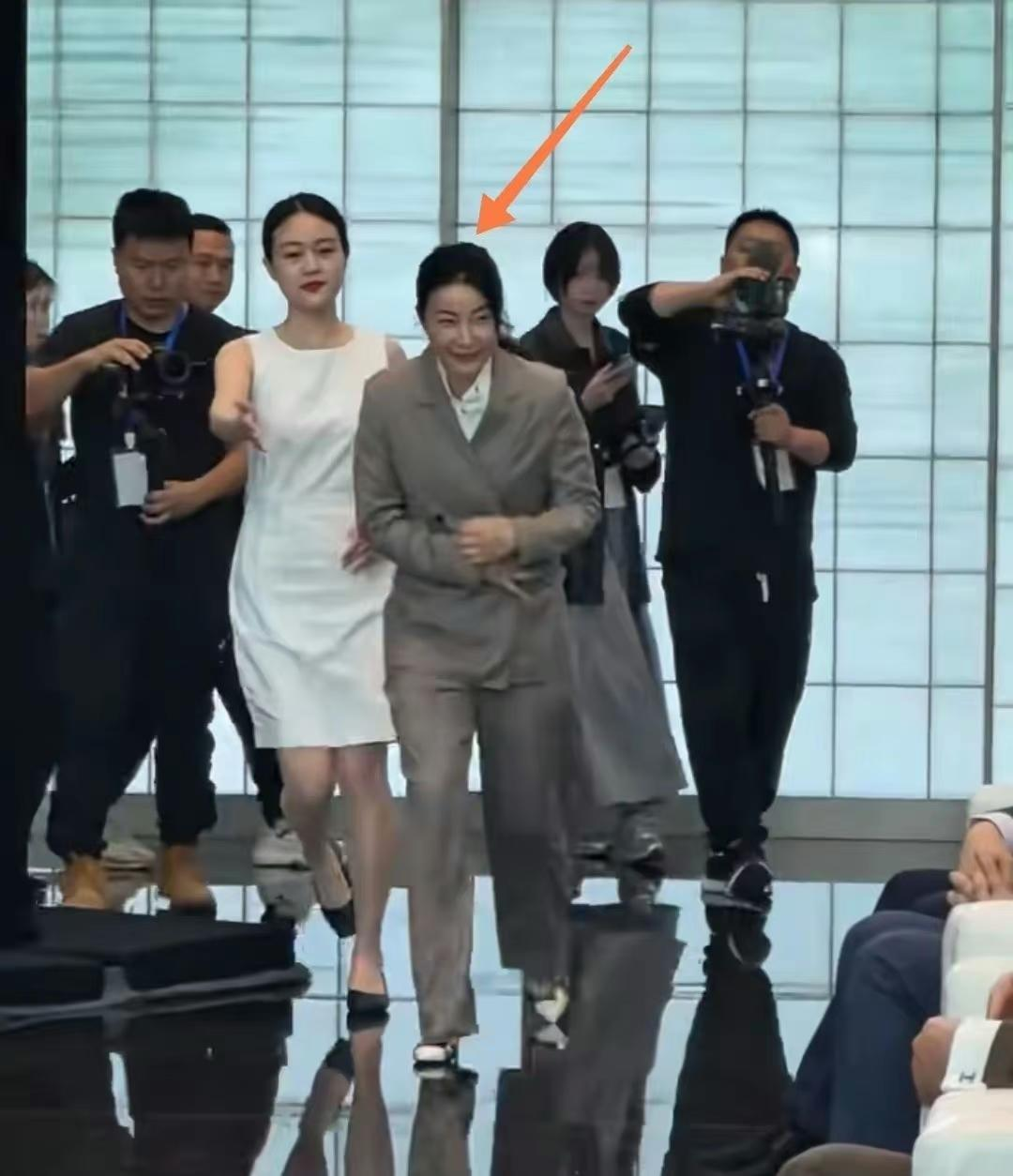 郭晶晶戴婚戒参加活动,态度谦逊没架子,生图曝光贵气优雅